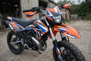 Kit déco 50cc posé sur moto mécaboîte Titre (title) : Kit déco 50cc réussi, exemple de pose propre sur carénage