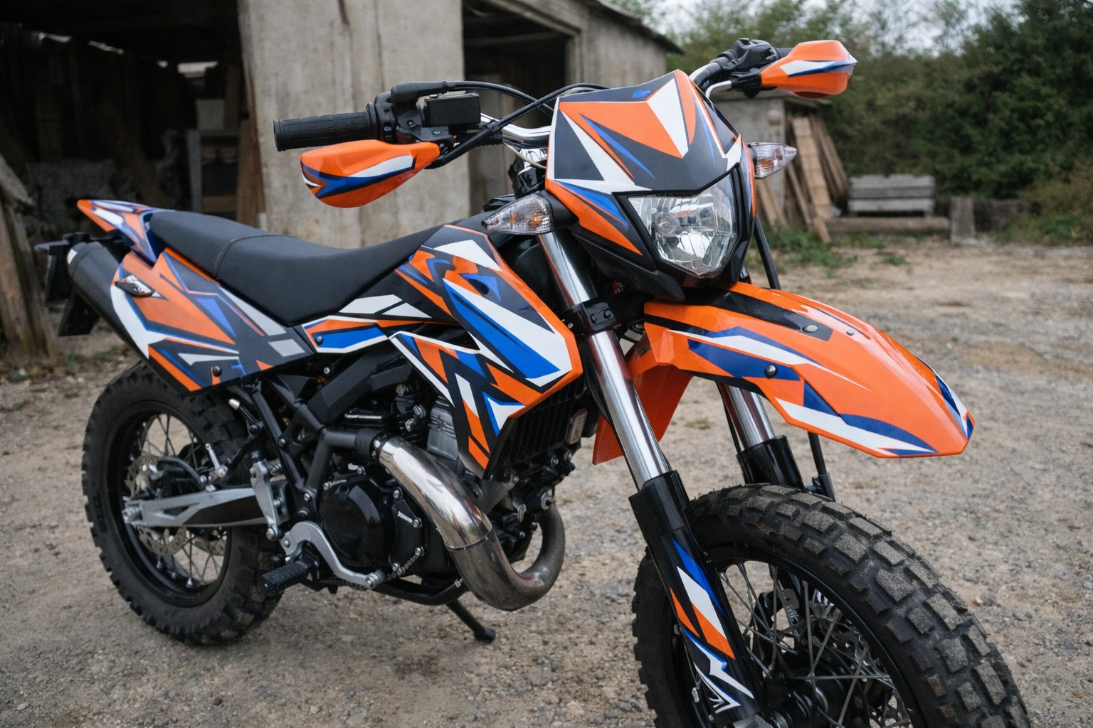 Kit déco 50cc posé sur moto mécaboîte Titre (title) : Kit déco 50cc réussi, exemple de pose propre sur carénage