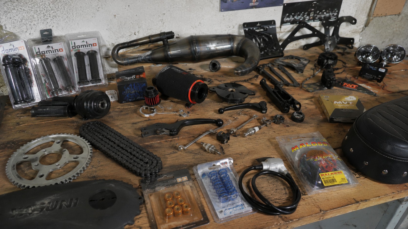 Tu veux que ta 50cc se remarque sur le parking. Pas pour le bruit, pour le style. Mais entre les kits déco bas de gamme qui pelent au bout de trois lavages, les plastiques incompatibles, et les configurations qui font "bricolage de garage", la personnalisation d'une mécaboîte peut vite tourner au casse-tête. Et ça, la plupart des guides en ligne ne le disent pas. Le custom 50cc, c'est un univers sérieux. Ça va du simple kit déco posé en vingt minutes au week-end complet passé à refaire intégralement la tête de ta Derbi Senda. Entre les deux, il y a des dizaines d'options, et quelques pièges à éviter absolument. Ce guide couvre tout : les types de personnalisation possibles, ce qui vaut vraiment le coup, ce que ça coûte réellement, et comment éviter les erreurs classiques. Que tu roules sur une Sherco SE-R, une Beta RR, une Rieju MRT ou une Derbi Senda, tu trouveras ici une réponse concrète. Lire la suite...