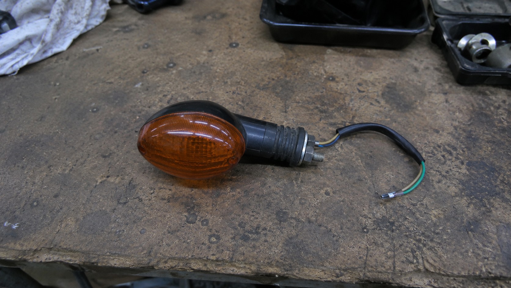 pot echappement 50cc mécaboite avec silencieux visible sur moto cross en atelier