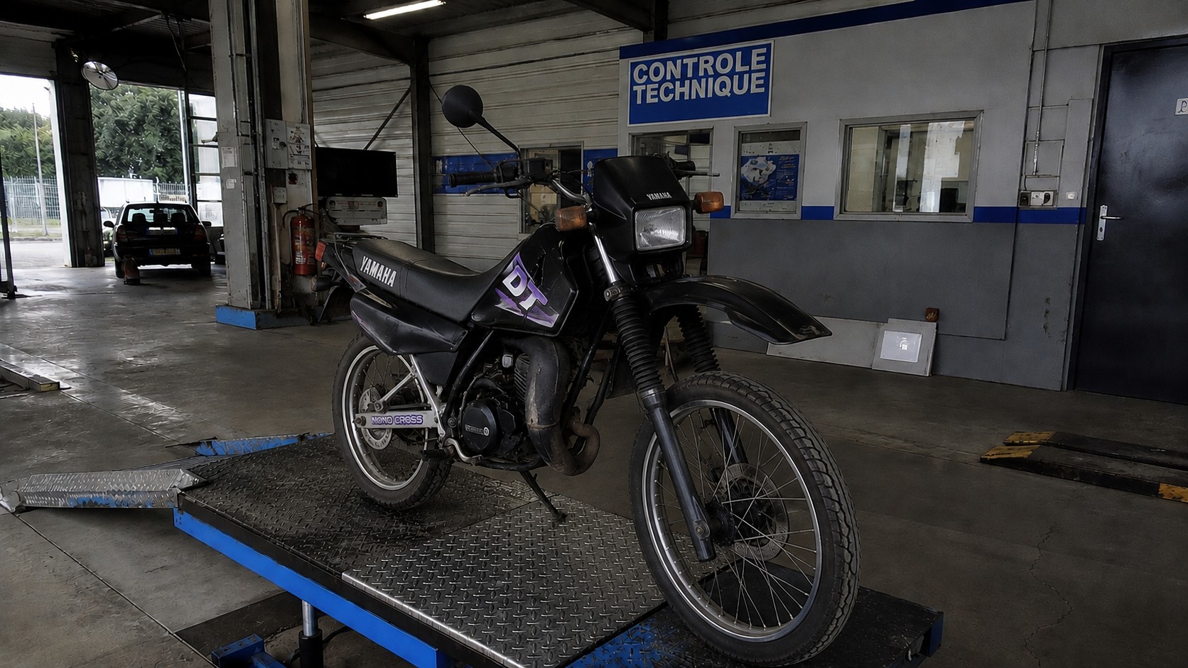 Contrôle technique 50cc : tout ce qui change en 2026 Vous avez un scooter ou une moto 50cc immatriculé et vous n'avez toujours pas passé le contrôle technique ? Vous n'êtes pas seul. Depuis le 15 avril 2024, l'obligation est réelle, progressive, et beaucoup de propriétaires l'ont découverte trop tard, parfois lors d'une vente, parfois lors d'un contrôle routier. Ce guide ne va pas vous expliquer pourquoi la réforme existe. Il va vous dire exactement ce que vous devez savoir pour agir : votre date limite, ce qu'on va vérifier sous le carénage, combien ça coûte, et ce qui change concrètement depuis le 1er mars 2026 avec l'arrivée du céléromètre, l'appareil qui mesure la vitesse réelle et qui va poser un problème concret à tous les 50cc débridés. Si vous achetez ou vendez un 50cc en ce moment, la section sur la vente est à lire en priorité. Vous cherchez à préparer votre 50cc avant le passage au contrôle ? Consultez notre guide sur les leviers pour réduire le coût total de votre 50cc, assurance comprise. Le contrôle technique 50cc est-il vraiment obligatoire ? Obligatoire depuis avril 2024 Catégorie L1e — tous les 50cc immatriculés sont concernés Référence légale Directive EU 2014/45/UE Transposée en France avec un périmètre étendu aux 50cc, contrairement à la plupart des pays européens Véhicules exemptés Collection avant 1960 Seule exception. Tout véhicule immatriculé circulant sur voie publique est soumis au CT sans dérogation. Scooter 50cc thermique Concerné 50cc électrique Concerné Cross non immatriculé Exempt Source : Service-Public.fr — mise à jour janvier 2026. Périodicité : tous les 3 ans après le premier passage. Oui. Sans exception ni ambiguïté. Depuis le 15 avril 2024, tous les véhicules de la catégorie L immatriculés sont soumis au contrôle technique obligatoire. Les 50cc thermiques et électriques entrent dans la catégorie L1e et sont donc pleinement concernés. Scooters, mobylettes, cyclomoteurs à boîte, 50cc électriques : aucun ne bénéficie d'exemption, sauf les modèles de collection immatriculés avant 1960. La France a fait un choix plus strict que la directive européenne 2014/45/UE, qui visait initialement les véhicules de 125cc et plus. L'Hexagone a étendu l'obligation à l'ensemble des deux-roues immatriculés, y compris les plus petites cylindrées. Ce n'est pas une rumeur : le décret est publié et appliqué. Un point à clarifier tout de suite : les 50cc non immatriculés (engins de cross, machines hors-route, motos d'entraînement non homologuées route) ne sont pas concernés, parce qu'ils n'ont pas vocation à circuler sur la voie publique. Pour tout ce qui roule avec une plaque, le contrôle est dû. Votre calendrier : quelle est votre date limite ? Calendrier de mise en conformité — par année de première immatriculation Avant 2017 Premier contrôle à réaliser avant le 31 décembre 2024 Délai passé 2017 — 2019 Premier contrôle obligatoire en 2025 À régulariser 2020 — 2021 Premier contrôle à réaliser en 2026 En cours Depuis 2022 Premier contrôle dans les 6 mois précédant le 5e anniversaire Planifier Périodicité : 3 ans après chaque contrôle favorable. La date de référence est la première mise en circulation sur la carte grise, pas la date d'achat entre particuliers. L'introduction du contrôle technique s'est faite en plusieurs vagues, échelonnées pour éviter la saturation des centres agréés. Votre date dépend de l'année de première mise en circulation inscrite sur la carte grise. Passé la première visite, la périodicité est de 3 ans. D'après Service-Public.fr (mis à jour en janvier 2026), cette règle s'applique uniformément à tous les véhicules de la catégorie L immatriculés. Un cas revient souvent dans les demandes qu'on reçoit sur les 50cc d'occasion : le propriétaire ne sait plus exactement en quelle année son scooter a été mis en circulation, parce qu'il l'a acheté sans trop vérifier la carte grise. La date qui compte, c'est bien la date de première mise en circulation inscrite sur le certificat d'immatriculation, pas la date d'achat entre particuliers. Ce que le contrôleur va vérifier sur votre 50cc 78 points de contrôle Répartis en 9 familles techniques. Identiques pour tous les véhicules de catégorie L, quelle que soit la cylindrée. Freinage Cause principale d'échec sur les 50cc anciens Éclairage Feux stop défectueux : défaillance fréquente Vitesse max (céléromètre) Nouveau depuis mars 2026. Limite : 45 km/h Direction Jeu de guidon, rotules, embouts Pneumatiques Usure, gonflement, état général Structure / carrosserie Cadre, soudures, fixations visibles Organes mécaniques Transmission, variateur, chaîne Pollution / bruit Sonomètre inclus depuis 2024 Équipements Rétroviseurs, klaxon, antivol de colonne Les cases en orange sont les causes d'échec les plus fréquentes sur les cyclomoteurs anciens ou modifiés — à vérifier en priorité avant le passage. Le protocole repose sur 78 points de vérification, regroupés en neuf familles techniques. C'est le même cadre que pour les motos et scooters de plus grosse cylindrée : freinage, éclairage, direction, liaison au sol, structure et carrosserie, organes mécaniques, pollution, niveau sonore, équipements. Rien d'exotique pour un 50cc bien entretenu. En pratique, les points qui font échouer le plus souvent les cyclomoteurs sont les pneus usés ou sous-gonflés, les feux défectueux (notamment les feux stop), les rétroviseurs absents ou cassés, et les problèmes de freinage. Ce sont des défaillances que beaucoup de propriétaires de 50cc n'ont jamais fait vérifier, parce que jusqu'en 2024, personne ne le leur demandait. Un détail souvent ignoré : un véhicule propre et bien préparé facilite l'inspection. Un contrôleur qui doit nettoyer le cadre pour voir s'il est fissuré, c'est un point de friction supplémentaire. Ce n'est pas une question de favoritisme, c'est une question de lisibilité technique. Le céléromètre : la nouveauté qui change tout pour les 50cc débridés Depuis le 1er mars 2026, les centres agréés utilisent un céléromètre pour mesurer la vitesse maximale réelle du cyclomoteur sur banc. L'objectif est explicite : mettre fin au débridage illégal. Si votre 50cc dépasse 45 km/h lors du test, le contrôle est défavorable et une contre-visite est obligatoire après remise en conformité. Ce point mérite qu'on soit clairs : un débridage "discret", pot modifié, variateur retouché, carburateur remonté, est désormais détectable. L'argument selon lequel ça ne se voit pas à l'oeil nu ne tient plus face à un banc de mesure. D'après l'arrêté du 24 janvier 2025 modifiant le cadre réglementaire, cette mesure vise à remettre dans la norme les nombreux cyclomoteurs modifiés pour dépasser la limite légale. Ce cas revient régulièrement parmi les retours qu'on observe autour des 50cc d'occasion : un acheteur récupère un scooter que le vendeur a "légèrement amélioré", comprenez : débridé. Le nouveau propriétaire pense avoir fait une bonne affaire. Puis arrive le contrôle technique. Résultat : contre-visite, remise en état obligatoire, et souvent une facture mécanique qui n'était pas prévue dans le budget. Vous hésitez à racheter un 50cc d'occasion ? Lisez notre guide complet sur les prix des 50cc en 2026 avant de signer quoi que ce soit. Quel est le prix du contrôle technique pour un 50cc ? 40 – 75 € Fourchette nationale pour un cyclomoteur 50cc · 2026Tarif non réglementé — chaque centre fixe librement Province / zones denses 45 – 55 € Centres indépendants, agglomérations moyennes Grandes villes / IDF 60 – 75 € Grandes chaînes nationales, centres urbains Contre-visite 15 – 30 € Points défaillants uniquement, réparation préalable à prouver À savoir : les centres indépendants sont souvent moins chers que les chaînes nationales, à prestation équivalente. Comparer avant de réserver. Source : Leocare, mars 2026. Le tarif n'est pas réglementé par l'État. Chaque centre fixe librement ses prix. Dans la pratique, la fourchette observée se situe entre 40 et 75 euros pour un cyclomoteur 50cc. D'après Leocare (mars 2026), le prix moyen d'un contrôle technique moto se situe entre 50 et 75 euros, avec des variations selon la région et le centre. Les grandes villes, notamment l'Île-de-France, affichent généralement les tarifs les plus élevés. En province, les prix descendent plus facilement vers 45 à 55 euros. Les centres indépendants sont souvent moins chers que les grandes chaînes nationales, à prestation équivalente. La contre-visite, si votre 50cc est recalé, coûte entre 15 et 30 euros selon les centres. Elle ne porte que sur les points défaillants identifiés lors du premier passage. Pensez à vous présenter avec les réparations prouvées : facture du garage ou pièces changées documentées. Pour trouver un centre agréé près de chez vous et comparer les tarifs affichés, le service en ligne de Service-Public.fr permet de géolocaliser les centres habilités pour les véhicules de catégorie L. Contrôle technique et vente d'un 50cc : ce qui est obligatoire Règles de vente — cyclomoteur 50cc entre particuliers Vente entre particuliers CT valide de moins de 6 mois obligatoire à la date de cession. Sans ce document : blocage ANTS, transfert de carte grise impossible. Vente à un professionnel CT non exigé du vendeur. Le pro prend en charge la remise en conformité. Le prix de rachat sera ajusté en conséquence, évidemment. Risque assurance : en cas d'accident avec un véhicule dont le CT est absent ou expiré, certaines compagnies peuvent invoquer des clauses d'exclusion. Ce n'est pas systématique, mais le risque existe et mérite d'être connu avant de signer. Le CT doit avoir été réalisé sur le véhicule que vous vendez — pas sur un autre. Vérifier aussi que le CT porte bien sur la catégorie L (deux-roues motorisé), pas seulement sur des véhicules légers. C'est le point qui génère le plus de confusion dans les transactions entre particuliers. La règle est simple : pour vendre un 50cc d'occasion, vous devez fournir un contrôle technique de moins de 6 mois à la date de la cession. Sans ce document, la vente est bloquée sur le portail ANTS pour le transfert de carte grise. L'exception concerne la vente à un professionnel, un concessionnaire ou un revendeur de véhicules d'occasion. Dans ce cas, l'obligation de présenter le contrôle technique ne s'applique pas : c'est le professionnel qui prend en charge la mise en conformité. Le prix de rachat sera évidemment ajusté en conséquence. Un propriétaire qui avait acheté un Peugeot Kisbee d'occasion il y a deux ans nous a expliqué sa mésaventure : il voulait le revendre rapidement pour s'acheter un autre modèle, sans savoir que le contrôle technique était obligatoire à la vente. Résultat : deux semaines de délai supplémentaires pour trouver un centre disponible, et un acheteur qui a renégocié le prix à la baisse pendant l'attente. Une situation évitable avec un minimum d'anticipation. Ce que risque un acheteur qui achète un 50cc sans contrôle technique valide Au-delà du blocage administratif, les conséquences peuvent être plus lourdes. En cas d'accident avec un véhicule dont le contrôle technique est absent ou expiré, certaines compagnies d'assurance peuvent invoquer des clauses d'exclusion. Ce n'est pas systématique, mais le risque existe et mérite d'être connu avant de signer un bon de commande. Que se passe-t-il si on roule sans contrôle technique ? 135 € Amende forfaitaire Réduite à 90€ si réglée sous 15 jours. Ce n'est pas la seule conséquence possible — loin de là. Défaillance mineure Contrôle favorable Aucun délai imposé. Corrigeable sans contre-visite obligatoire. Défaillance majeure Contre-visite sous 2 mois Le véhicule peut circuler, mais une contre-visite est obligatoire dans les 2 mois. Défaillance critique Immobilisation sous 24h Danger immédiat. Le véhicule ne peut plus circuler jusqu'à validation en contre-visite. D'après 3AS Racing (sept. 2025) : environ 1 scooter 50cc sur 5 est recalé dès le premier passage, principalement pour freinage, éclairage et non-conformité de vitesse. Un passage préparé change radicalement le résultat. L'amende forfaitaire est de 135 euros, réduite à 90 euros si elle est réglée dans les 15 jours. C'est la sanction de base. Mais les conséquences peuvent aller plus loin : immobilisation du véhicule sur décision des forces de l'ordre, mise en fourrière, et dans les cas les plus graves, le refus d'indemnisation par l'assureur si l'absence de contrôle est constatée. D'après 3AS Racing (septembre 2025), environ 1 scooter 50cc sur 5 est recalé dès le premier passage, principalement pour des défauts d'éclairage, de freinage ou de conformité de vitesse. Ce chiffre donne une idée du niveau d'entretien réel d'une partie du parc roulant, et de l'importance de préparer son véhicule avant le passage. 50cc électrique : est-il concerné par le contrôle technique ? Thermique vs Électrique — ce qui change au contrôle technique Thermique 50cc Freinage Éclairage Céléromètre (45 km/h max) Pollution (gaz d'échappement) Niveau sonore Structure et organes mécaniques Électrique 50cc (L1e-A) Freinage Éclairage Céléromètre (45 km/h max) Pollution : non applicable Niveau sonore Structure et organes mécaniques Point commun critique : le céléromètre s'applique aux deux catégories. Un scooter électrique bridé électroniquement mais modifié pour dépasser 45 km/h sera recalé exactement comme un thermique débridé mécaniquement. Oui, sans exception. Un scooter électrique 50cc (ou d'une puissance équivalente) relève de la même catégorie L1e et suit exactement le même calendrier et le même protocole qu'un modèle thermique. Les points vérifiés sont identiques : freinage, éclairage, structure, direction, liaison au sol. Seule la mesure des émissions n'a pas de sens pour un moteur électrique, mais tous les autres points s'appliquent. Le test de vitesse via céléromètre concerne aussi les électriques : la limite de 45 km/h est la même, qu'elle soit imposée électroniquement ou mécaniquement. Un scooter électrique modifié pour dépasser cette limite sera recalé au même titre qu'un thermique débridé. Vos questions les plus fréquentes sur le contrôle technique 50cc Mon 50cc de cross doit-il passer le contrôle technique ? Non, si votre 50cc de cross n'est pas immatriculé pour circuler sur la voie publique. Les motos d'enduro ou de trial strictement hors-route, sans plaque d'immatriculation, ne sont pas concernées par cette réglementation. En revanche, si votre cross est homologué route et immatriculé, il entre dans la catégorie L et doit passer le contrôle technique selon le même calendrier que n'importe quel autre 50cc. Peut-on passer le contrôle technique dans n'importe quel centre agréé ? Non. Tous les centres de contrôle technique ne sont pas habilités pour les deux-roues motorisés. Il faut que le centre dispose du personnel formé et du matériel adapté, notamment le céléromètre depuis mars 2026 et le sonomètre. Avant de vous déplacer, vérifiez sur le site de Service-Public.fr que le centre que vous visez est bien agréé pour les véhicules de catégorie L. Ce n'est pas automatique. Mon 50cc est débridé : que faire avant le contrôle ? La seule option légale est la remise en conformité avant le passage au banc. Cela signifie remettre les pièces d'origine ou utiliser des pièces homologuées qui ramènent le véhicule sous la limite des 45 km/h. Un débridage via pot d'échappement sport, variateur modifié ou carburateur retouché sera détecté par le céléromètre. Aucun réglage "discret" ne passe sous le radar de la mesure sur banc. Mieux vaut anticiper la remise en état, qui coûte généralement moins cher qu'une contre-visite non préparée. Le contrôle technique est-il obligatoire pour un 50cc de collection ? Les véhicules mis en circulation avant 1960 avec la mention "collection" sur la carte grise sont exemptés. Pour tous les modèles de collection immatriculés à partir de 1960, le contrôle technique reste obligatoire, même si la fréquence peut différer selon le statut du véhicule. Vérifiez les conditions exactes sur Service-Public.fr selon votre situation précise. Que se passe-t-il si le résultat est défavorable pour défaillance critique ? Une défaillance critique entraîne l'immobilisation du véhicule dans les 24 heures suivant le contrôle. Vous ne pouvez plus circuler jusqu'à ce que la réparation soit effectuée et validée en contre-visite. C'est le cas le plus grave, réservé aux défauts qui présentent un danger immédiat pour la sécurité routière, comme un système de freinage hors d'état ou une structure compromise. Une défaillance majeure (niveau intermédiaire) vous laisse 2 mois pour réparer avant la contre-visite, mais le véhicule peut circuler pendant ce délai. Ce que ça change concrètement pour votre 50cc en 2026 Liste de contrôle avant votre passage au CT Préparer sa visite en 20 minutes évite dans la majorité des cas la contre-visite Vérifier l'état des pneus (usure et gonflage)Un pneu sous-gonflé ou avec l'indicateur d'usure à fond est rédhibitoire Tester tous les feux (stop, position, clignotants)Cause d'échec numéro 1 sur les cyclomoteurs anciens Vérifier les rétroviseurs (présence, état, réglage)Absents ou cassés : refus immédiat Confirmer que le pot d'échappement est d'origine ou homologuéPot sport non homologué = échec sur bruit et émissions S'assurer que le 50cc ne dépasse pas 45 km/hCéléromètre obligatoire depuis mars 2026 — débridage détecté systématiquement Préparer et personnaliser son 50cc — kits déco disponibles Le contrôle technique 50cc n'est plus une abstraction réglementaire. C'est une obligation avec des dates, des montants et des conséquences concrètes si elle est ignorée. Le céléromètre rend le débridage indétectable impossible. Le calendrier progressif touche maintenant la quasi-totalité du parc immatriculé. Et la règle sur la vente bloque réellement les transactions si le document est absent. Sur la majorité des questions qu'on reçoit autour des 50cc, le vrai problème n'est pas le manque d'informations. C'est l'écart entre ce que le propriétaire imagine de son véhicule et ce que la réalité du contrôle technique va révéler. Un 50cc qu'on roule depuis 5 ans sans jamais toucher les freins, c'est souvent un 50cc qui ne passe pas du premier coup. Préparez votre passage : vérifiez l'état des pneus, l'éclairage, la conformité du pot d'échappement et assurez-vous que votre véhicule n'a pas été modifié pour dépasser 45 km/h. Si c'est le cas, la remise en conformité est incontournable. Vous équipez ou préparez votre 50cc pour la saison ? Découvrez nos sélections de kits déco 50cc pour personnaliser votre machine avant de la passer au banc. Sources Service-Public.fr — Contrôle technique d'un 2, 3 roues ou quadricycle à moteur (catégorie L) Minier Avocat — Contrôle technique moto et deux-roues, arrêté du 24 janvier 2025 et céléromètre Dekra-Norisko — Contrôle technique cyclomoteur : calendrier et points de contrôle 3AS Racing — Faut-il un contrôle technique pour les 50cc ? Guide complet Leocare — Contrôle technique moto : prix, règles et obligations ePlaque — Contrôle technique scooter 50cc : ce qui change en mars 2026 CommentCaMarche Droit-Finances — Moto et scooter : contrôle technique obligatoire, calendrier et prix Pink Mobility — Contrôle technique scooter électrique : dates, prix et centres agréés Note : selon la situation et le centre agréé, certains tarifs peuvent varier. Écrit par Mathéo Schweigart, passionné de 50cc et rédacteur en chef de La50cc.fr. Suit le marché des cyclomoteurs depuis plusieurs années, avec une attention particulière aux évolutions réglementaires et à leur impact concret sur les propriétaires. ═══════════════════════════════════════════════════════ LIENS INTERNES ACTIFS UTILISÉS ═══════════════════════════════════════════════════════ - https://la50cc.fr/assurance-50cc-pas-cher/ → intro (CTA 1) - https://la50cc.fr/prix-des-50cc/ → section céléromètre/occasion (CTA 2) - https://la50cc.fr/kit-deco-50cc/ → conclusion (CTA 3 + bouton module visuel) Ces 3 URLs ont été confirmées par web fetch. Aucun lien mort. ═══════════════════════════════════════════════════════ LIENS INTERNES À ACTIVER QUAND LES PAGES SERONT PUBLIÉES ═══════════════════════════════════════════════════════ Ces pages n'existent pas encore sur le site mais pourraient être créées : - Ancre : "entretien freins scooter 50cc" → URL cible suggérée : /entretien-frein-50cc/ - Ancre : "kit déco Sherco 50cc" → URL : https://la50cc.fr/kit-deco-50cc-sherco/ (à vérifier si publiée) - Ancre : "kit déco Derbi 50cc" → URL : https://la50cc.fr/kit-deco-50cc-derbi/ (à vérifier si publiée) ═══════════════════════════════════════════════════════ -->