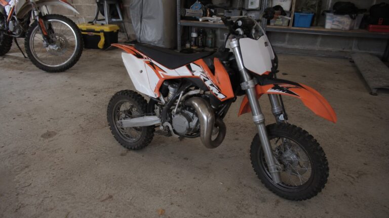 Moto cross 50cc KTM de type compétition mini-moto dans un atelier