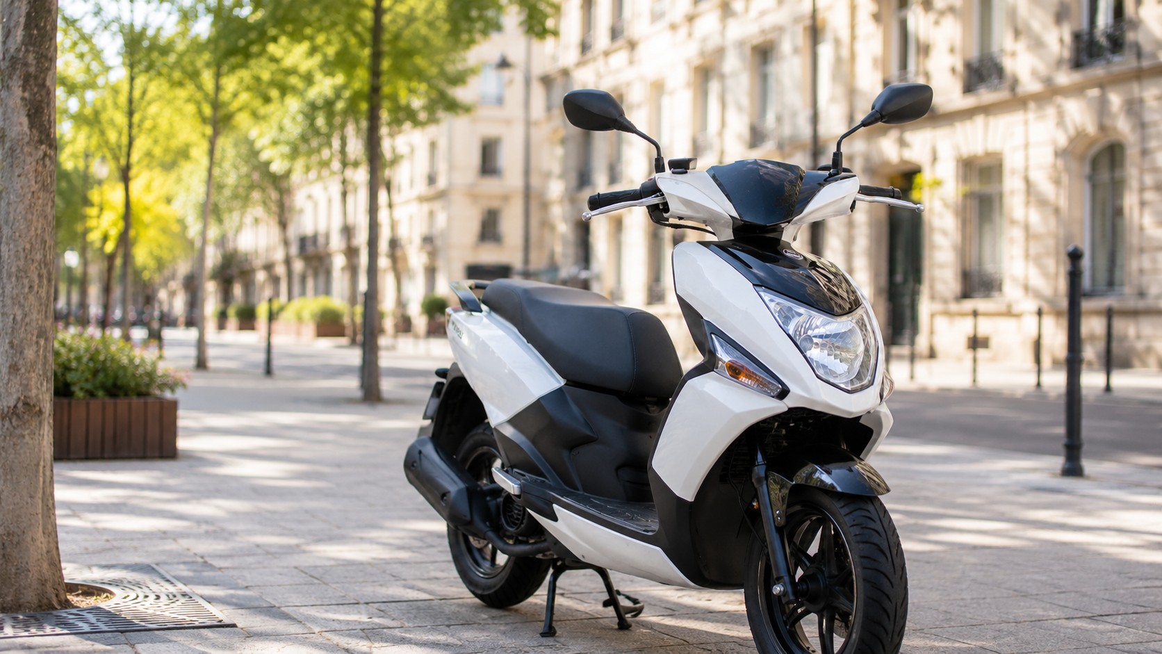scooter 50cc blanc et noir stationné seul dans une rue urbaine ensoleillée, sans humain ni texte visible, pour le sujet assurance scooter 50cc pas cher, résultat marquant : scooter seul en plein soleil, 26 juin 2026, format 16/9.