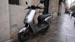 Un lycéen qui part acheter un scooter électrique 50cc avec 2 500 euros en poche, il s'attend à rouler proprement, sans se prendre la tête. Ce qu'il ne s'attend pas, c'est à devoir comparer une vingtaine de fiches techniques aux autonomies gonflées, à naviguer dans des marques inconnues et à réaliser que le bonus écologique qu'on lui avait promis n'existe plus depuis fin 2024. Le marché du scooter électrique 50cc a explosé en deux ans. Mais toute cette offre ne se vaut pas. Certains modèles tiennent leurs promesses sur le terrain. D'autres ressemblent davantage à un investissement à risque qu'à une solution de mobilité fiable. Ce guide passe en revue les modèles réels, les autonomies réelles, les budgets réels, et les pièges à éviter avant de signer. Pas de liste de fiches constructeur. Juste ce qu'il faut savoir pour choisir sans regretter. Lire la suite..