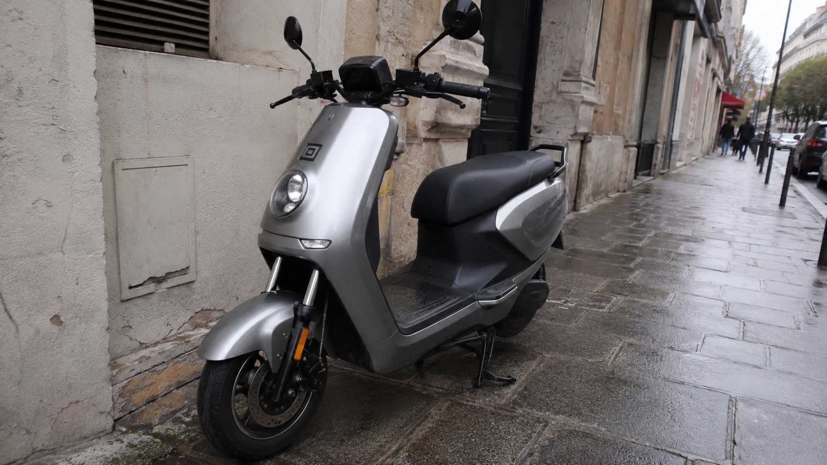 Un lycéen qui part acheter un scooter électrique 50cc avec 2 500 euros en poche, il s'attend à rouler proprement, sans se prendre la tête. Ce qu'il ne s'attend pas, c'est à devoir comparer une vingtaine de fiches techniques aux autonomies gonflées, à naviguer dans des marques inconnues et à réaliser que le bonus écologique qu'on lui avait promis n'existe plus depuis fin 2024. Le marché du scooter électrique 50cc a explosé en deux ans. Mais toute cette offre ne se vaut pas. Certains modèles tiennent leurs promesses sur le terrain. D'autres ressemblent davantage à un investissement à risque qu'à une solution de mobilité fiable. Ce guide passe en revue les modèles réels, les autonomies réelles, les budgets réels, et les pièges à éviter avant de signer. Pas de liste de fiches constructeur. Juste ce qu'il faut savoir pour choisir sans regretter. Lire la suite..