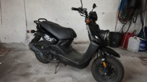 Un scooter Yamaha, ça se repère dans un parking de lycée. Le soin de fabrication, la finition, l'impression que ça ne va pas tomber en morceaux au premier hiver. Yamaha a longtemps dominé le segment des scooters 50cc en France, et la réputation tient toujours. Mais entre l'image de marque et la réalité terrain, il y a quelques choses à savoir avant de sortir la carte. Trois modèles structurent l'univers Yamaha 50cc : l'Aerox 4, sportif et nerveux, le Neo's 4, urbain compact, et le BW's, l'icône à grosses roues qui a traversé les décennies. Ils ne s'adressent pas au même profil. Et le prix affiché en concession n'est pas le vrai coût. Ce guide passe en revue les trois modèles, leur fiabilité réelle, les points d'entretien à surveiller et ce que ça représente sur trois ans de propriété. Si vous cherchez d'abord à cadrer votre choix entre un scooter et d'autres types de 50cc, le guide scooter 50cc de la50cc.fr pose les bases du marché toutes marques. Dans cet article, on reste sur Yamaha. Trois modèles, trois profils, une réponse claire. Lire la suite...