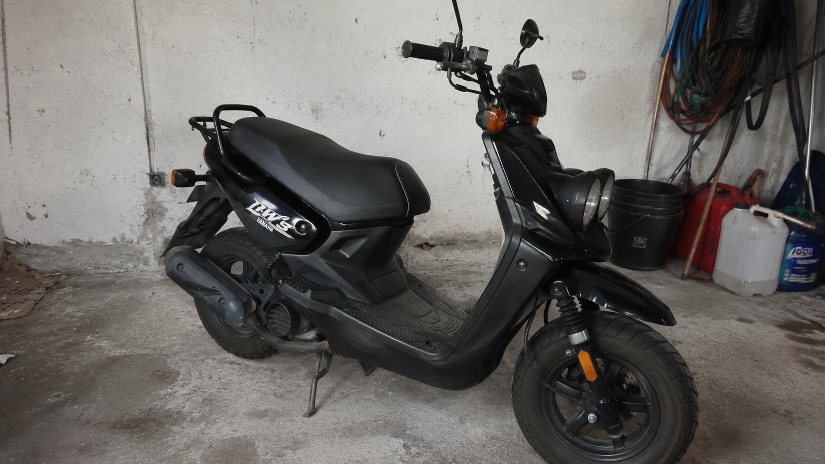 Un scooter Yamaha, ça se repère dans un parking de lycée. Le soin de fabrication, la finition, l'impression que ça ne va pas tomber en morceaux au premier hiver. Yamaha a longtemps dominé le segment des scooters 50cc en France, et la réputation tient toujours. Mais entre l'image de marque et la réalité terrain, il y a quelques choses à savoir avant de sortir la carte. Trois modèles structurent l'univers Yamaha 50cc : l'Aerox 4, sportif et nerveux, le Neo's 4, urbain compact, et le BW's, l'icône à grosses roues qui a traversé les décennies. Ils ne s'adressent pas au même profil. Et le prix affiché en concession n'est pas le vrai coût. Ce guide passe en revue les trois modèles, leur fiabilité réelle, les points d'entretien à surveiller et ce que ça représente sur trois ans de propriété. Si vous cherchez d'abord à cadrer votre choix entre un scooter et d'autres types de 50cc, le guide scooter 50cc de la50cc.fr pose les bases du marché toutes marques. Dans cet article, on reste sur Yamaha. Trois modèles, trois profils, une réponse claire. Lire la suite...