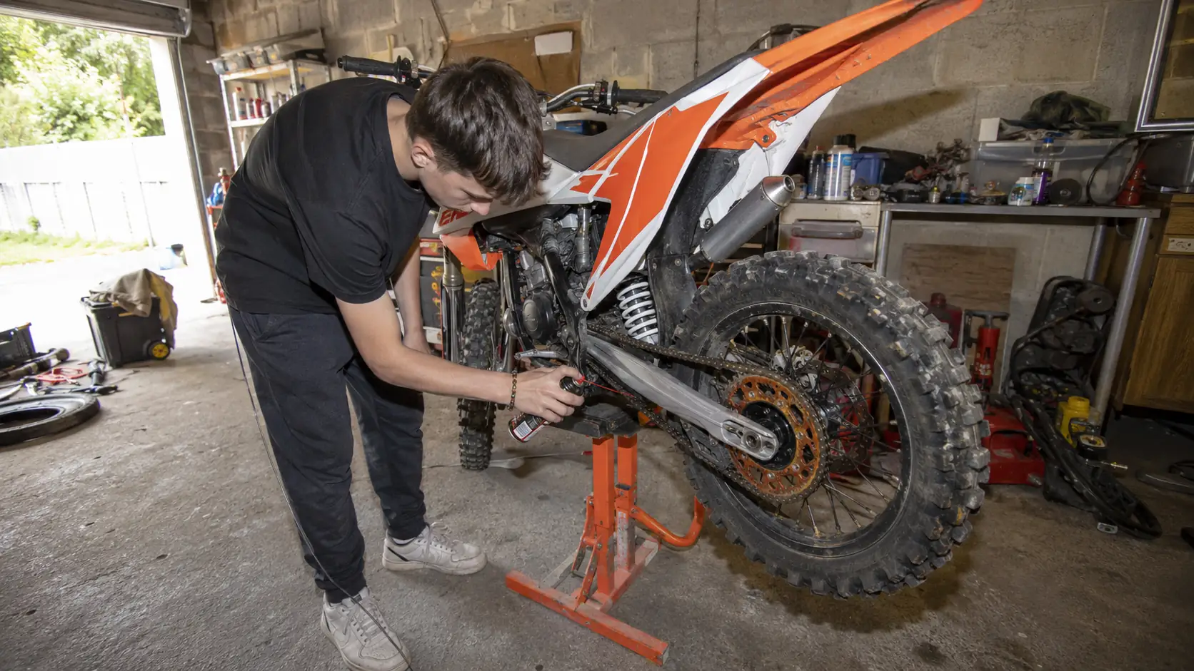 graissage kit chaine 50cc entretien moto cross bombe aerosol garage