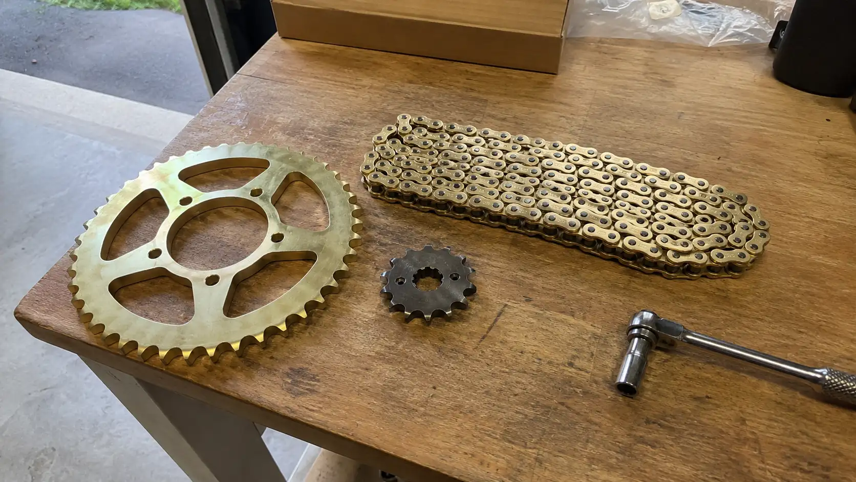 kit chaine 50cc complet couronne doree pignon acier etabli bois