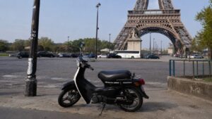 Honda 50cc à Paris devant la Tour Eiffel – Photo réaliste en plein soleil