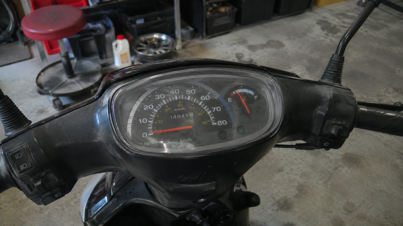 compteur_50cc_tableau_de_bord_vitesse_jauge_carburant_garage_panasonic_gh4_documentaire_realisme_21_aout_2026_16_9