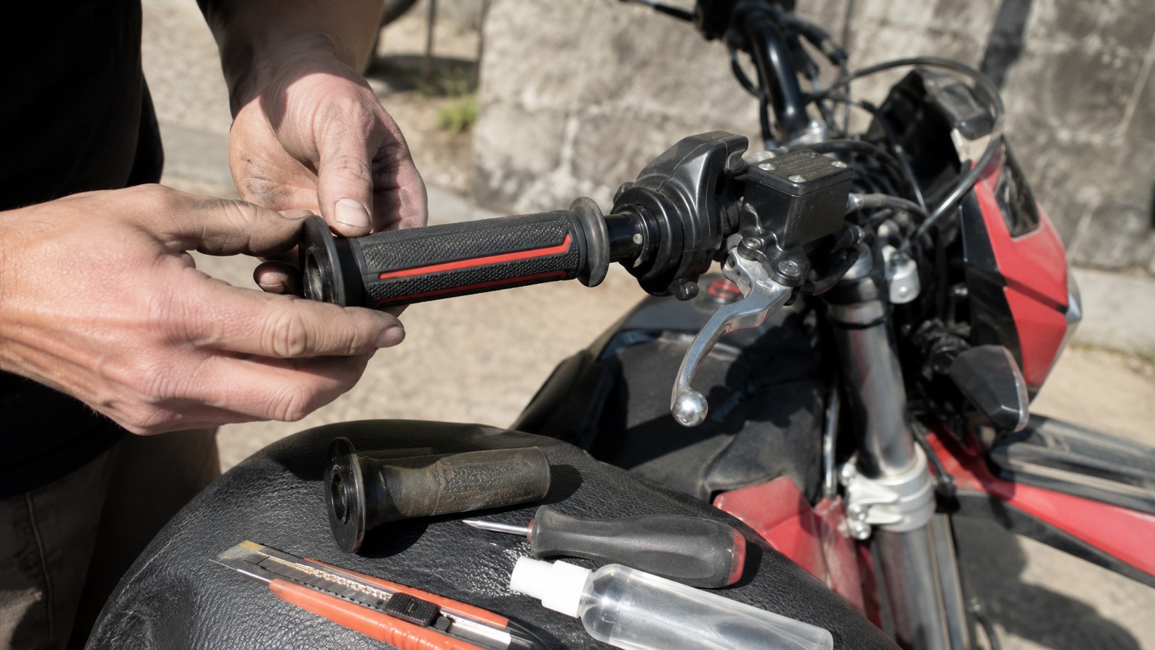 montage d’une poignée moto 50cc noire et rouge sur guidon côté accélérateur, mains installant le grip sur tube de gaz, levier de frein et commodo visibles, ancienne poignée usée, cutter, tournevis et flacon de montage posés sur la selle, moto rouge et noire en extérieur, lumière naturelle ensoleillée, prise de vue rapprochée Canon EOS R6, rendu documentaire réaliste, 2026