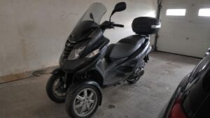 scooter_3_roues_50cc_noir_garage_francais_vue_avant_roues_avant_double_14-08-2026_16-9