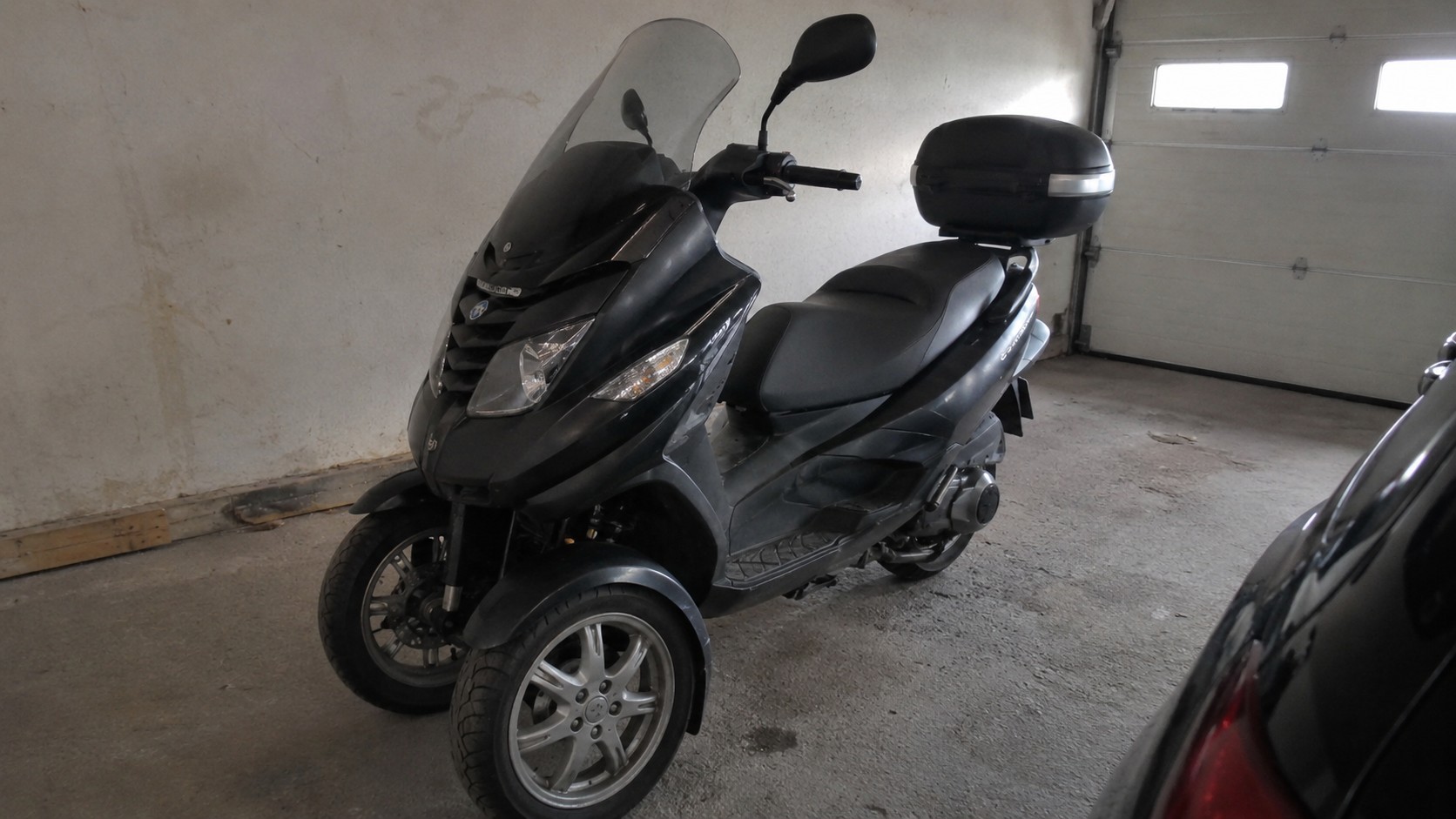 scooter_3_roues_50cc_noir_garage_francais_vue_avant_roues_avant_double_14-08-2026_16-9
