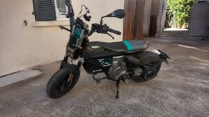 BMW CE 02, vue trois-quarts avant gauche, sur béquille latérale dans une cour